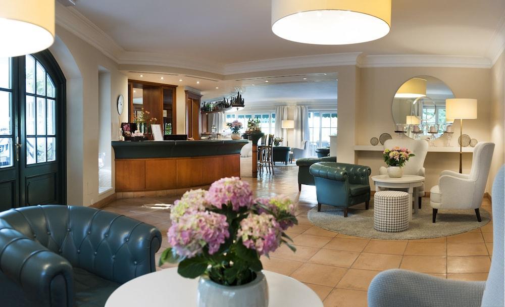 Hotel Pienzenau Am Schlosspark Мерано Екстериор снимка