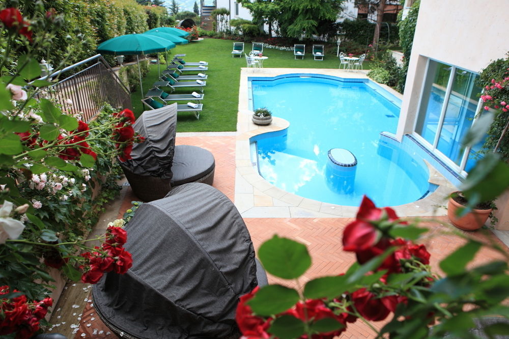 Hotel Pienzenau Am Schlosspark Мерано Екстериор снимка